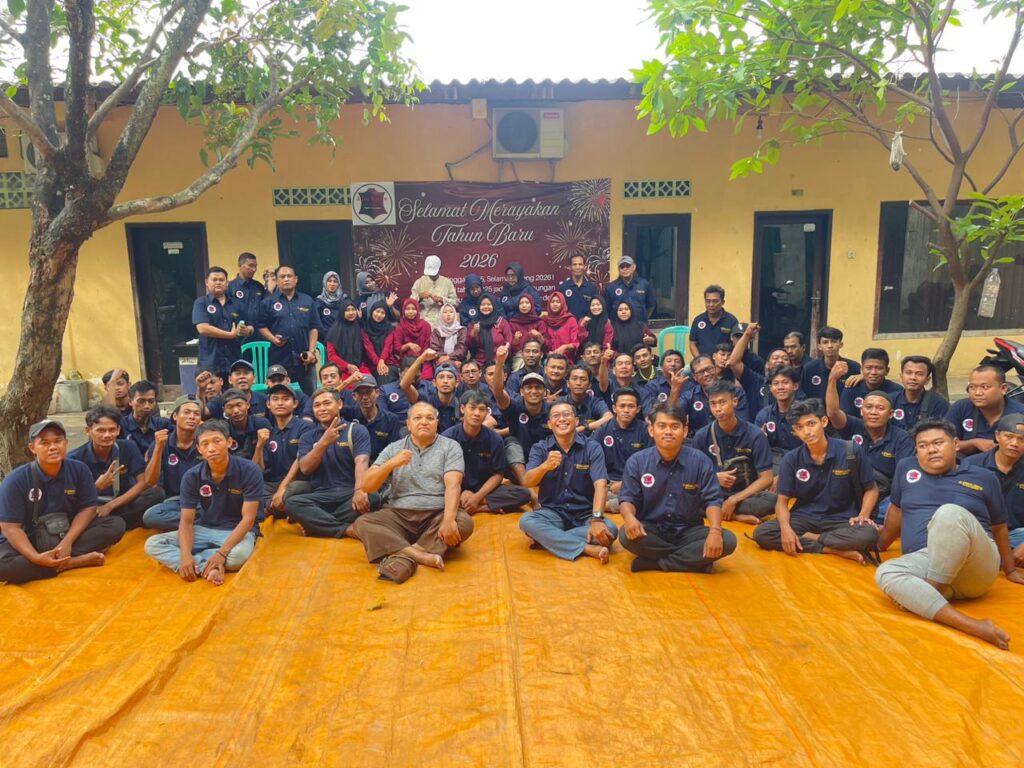 Mengawali 2026 dengan Kebersamaan: Perayaan Tahun Baru Keluarga Besar CV Angkasa Leather Karyawan angkasa leather sedang foto bersama di depan kantor dalam acara perayaan tahun baru